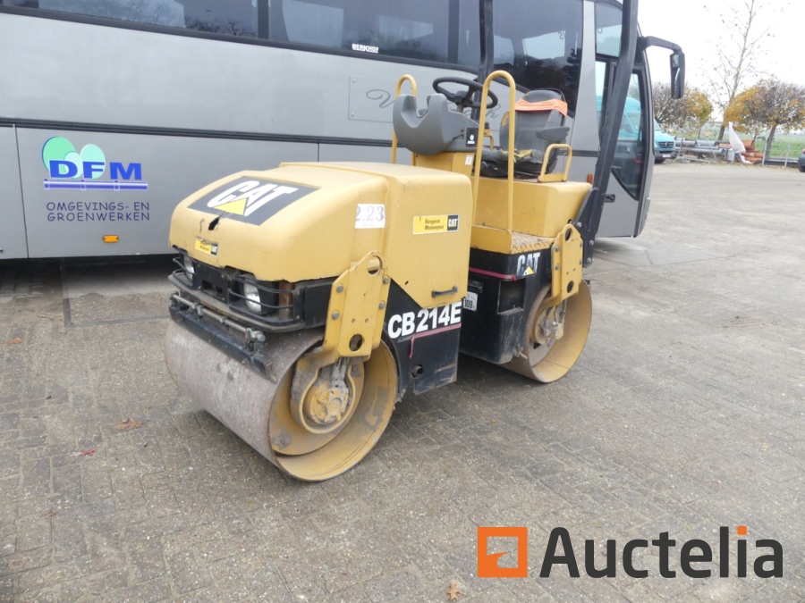 Caterpillar CB214E 2-ball soil compactor used at auction - Auctelia