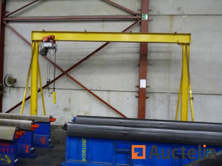 SKP mobile lifting crane + Gedi chain hoists 2000 kg Lifting arm
