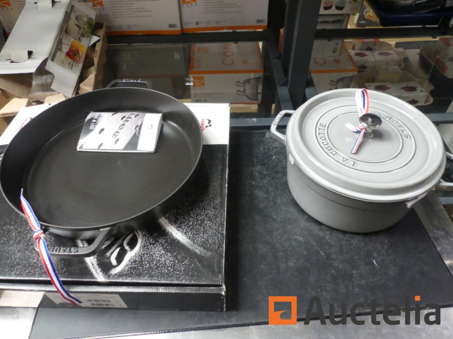 https://d3e8cqkgiap95p.cloudfront.net/en/resources/pictures/staub-casserole-5-2-l-graphite-grey-pan-2-handles-in-staub-cast-iron(IT:AucteliaItem000147341:AucteliaPic0000908286:X).jpg