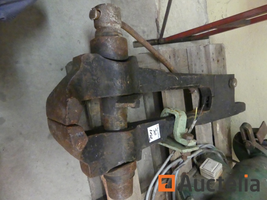 OUTILS ANCIENS - ART POPULAIRE :: ancien étau forgeron à pied hauteur 89 cm